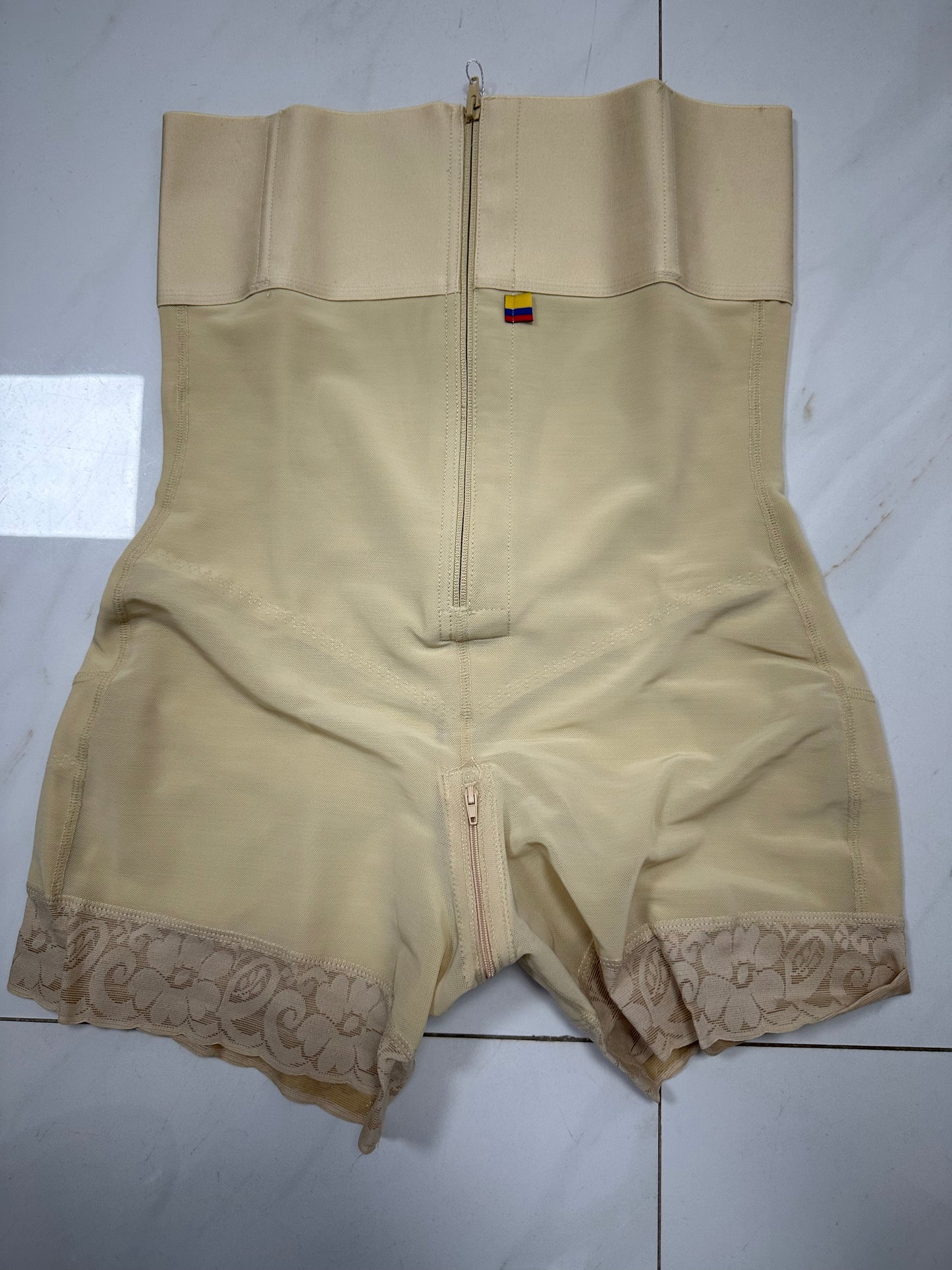 Pants with large rubber band and high waist, abdomen and buttocks.