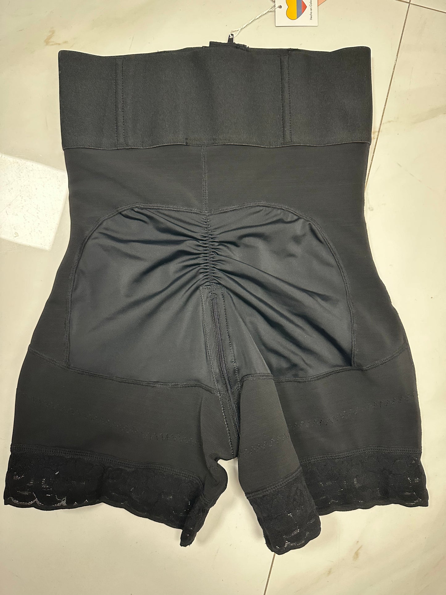 Pants with large rubber band and high waist, abdomen and buttocks.